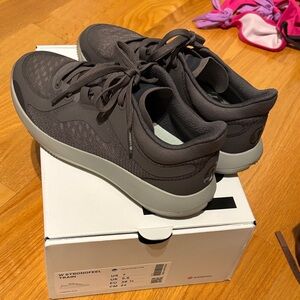 Lululemon Runners Strongfeel Train Worn Once!! SZ 7 with BOX❤️❤️